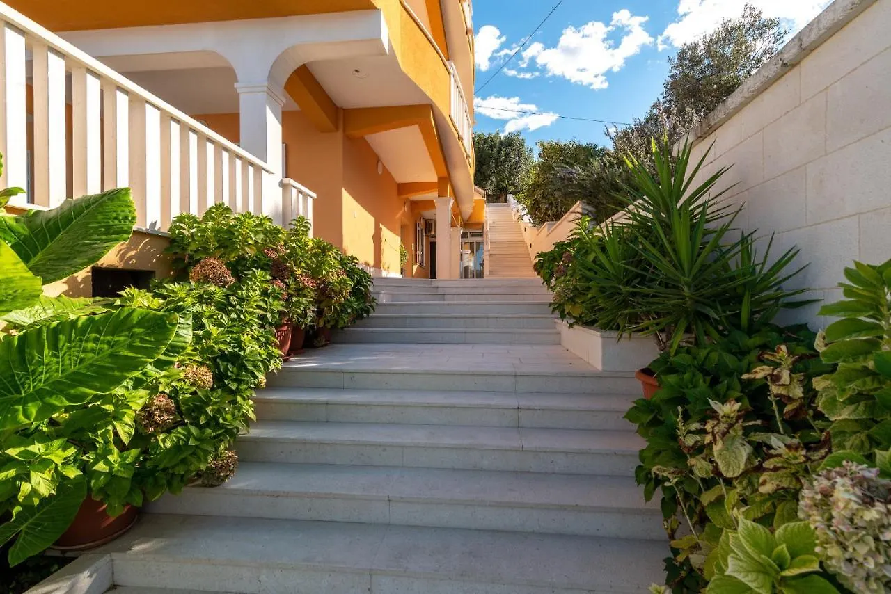 Apartments Angela Trogir 0*,