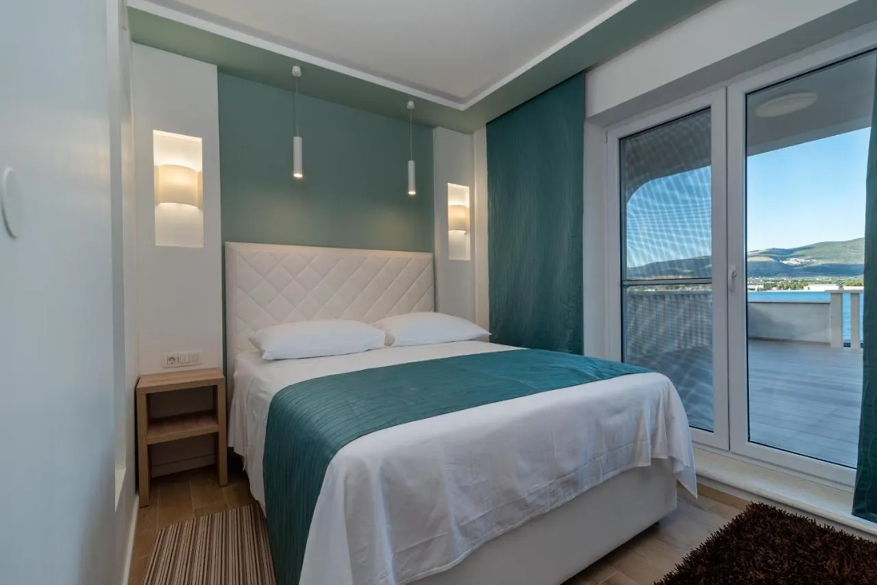 Apartments Angela Trogir 0*,